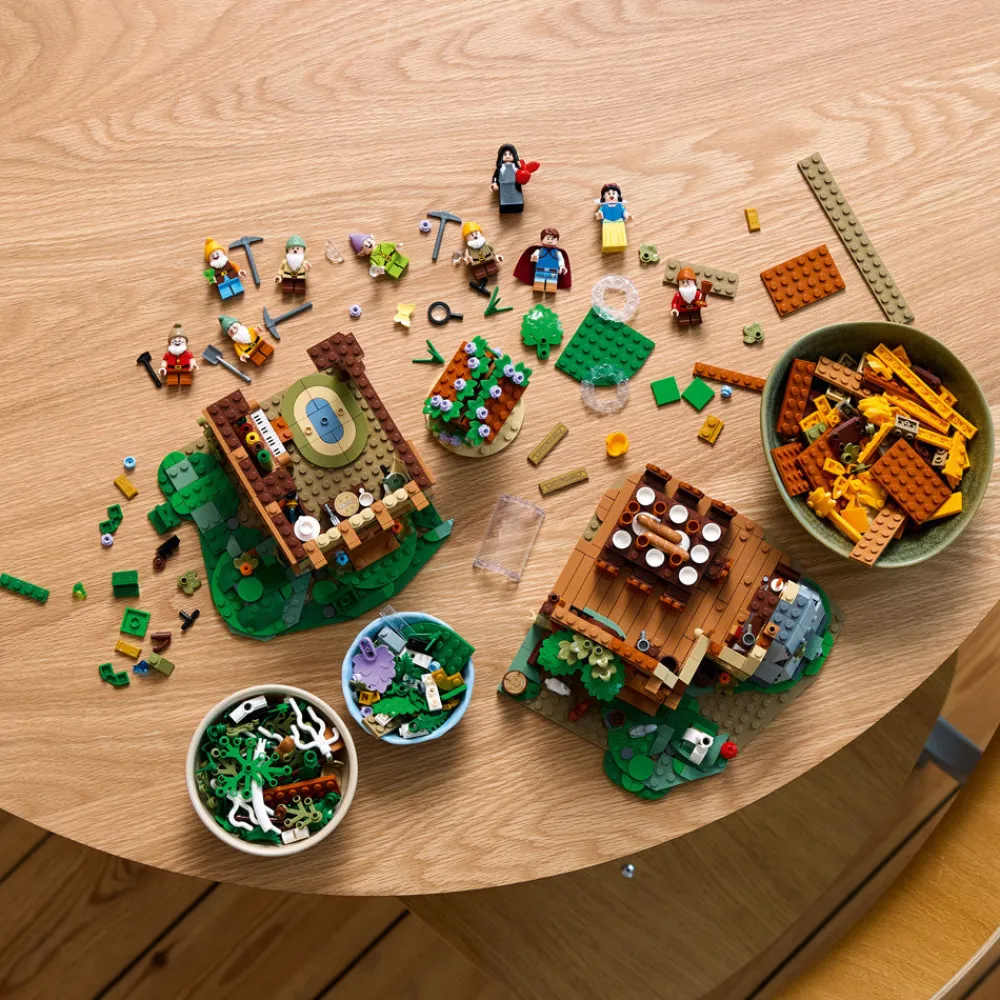 Lego Canada Inc. LEGO® Disney Snow White and the Seven Dwarfs’ Cottage 43242 Online